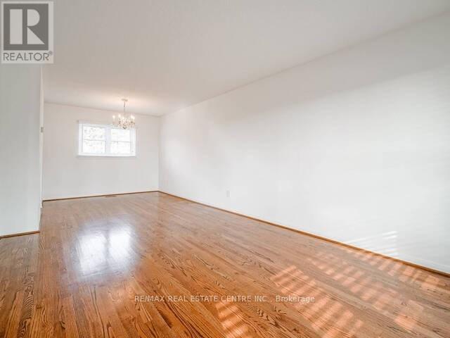 1723 Chalkdene Grove, Mississauga, Ontario  L4W 2C2 - Photo 6 - W12391536