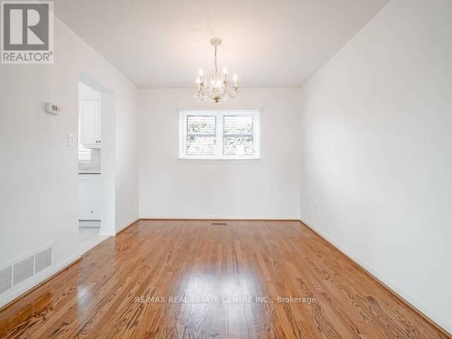 1723 Chalkdene Grove, Mississauga, Ontario  L4W 2C2 - Photo 9 - W12391536