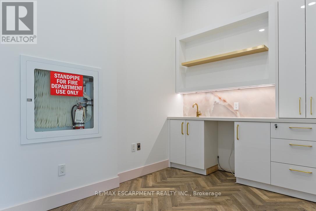 102 - 300 Randall Street, Oakville, Ontario  L6J 1R1 - Photo 11 - W12391576