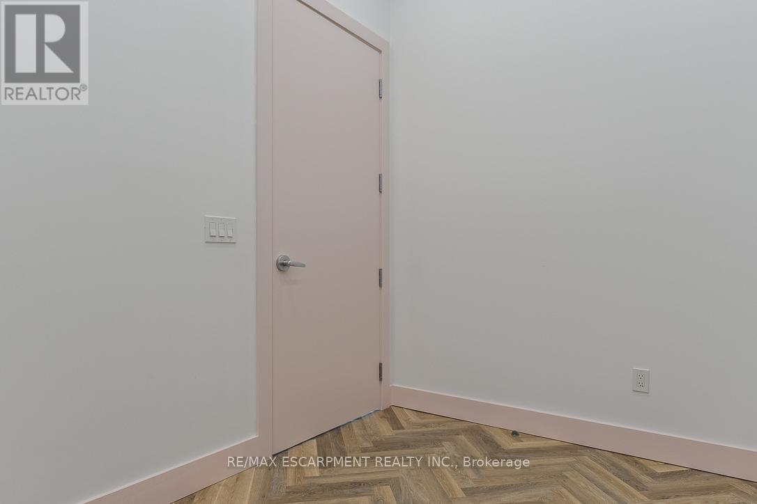 102 - 300 Randall Street, Oakville, Ontario  L6J 1R1 - Photo 12 - W12391576