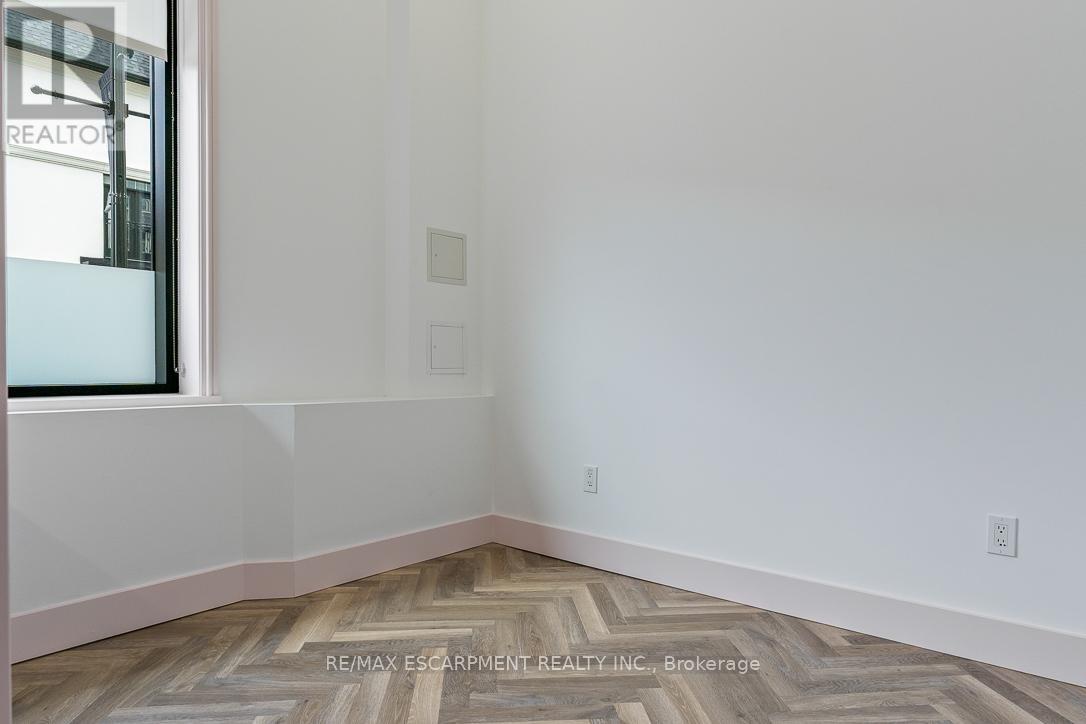 102 - 300 Randall Street, Oakville, Ontario  L6J 1R1 - Photo 13 - W12391576