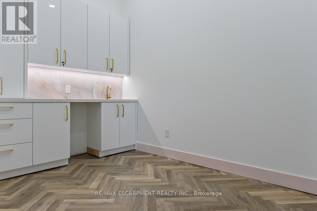 102 - 300 Randall Street, Oakville, Ontario  L6J 1R1 - Photo 15 - W12391576