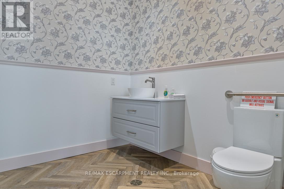 102 - 300 Randall Street, Oakville, Ontario  L6J 1R1 - Photo 18 - W12391576