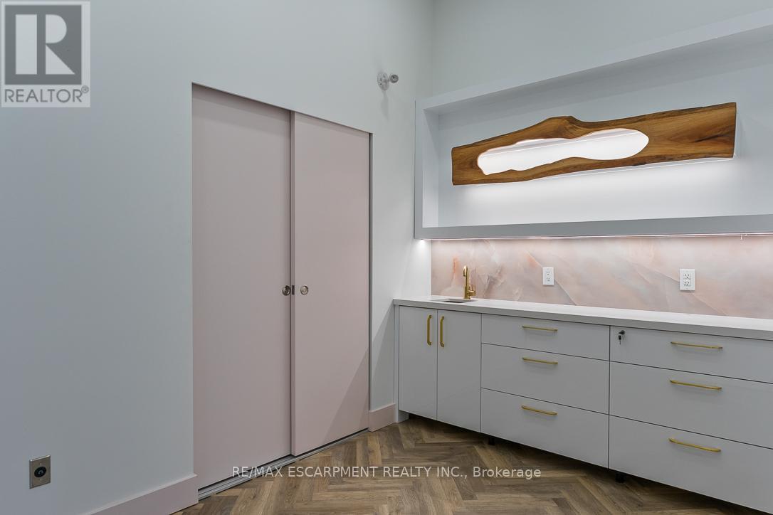 102 - 300 Randall Street, Oakville, Ontario  L6J 1R1 - Photo 7 - W12391576