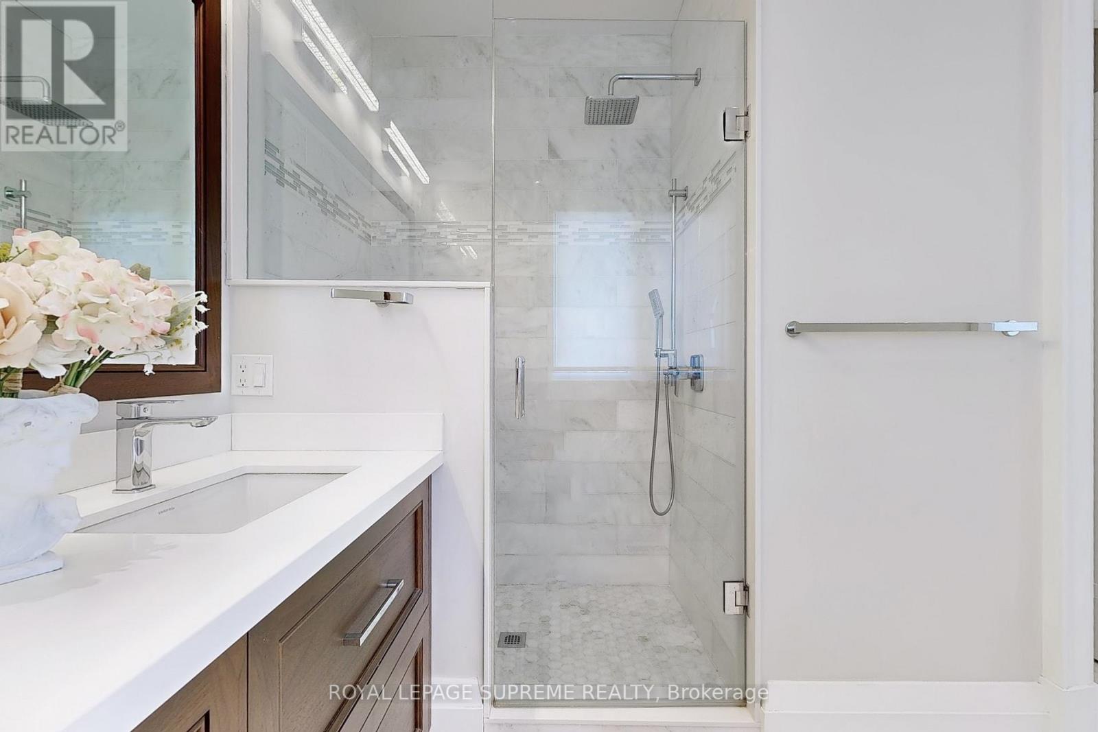 52b Cork Avenue, Toronto (Yorkdale-Glen Park), Ontario  M6B 2X8 - Photo 24 - W12391584