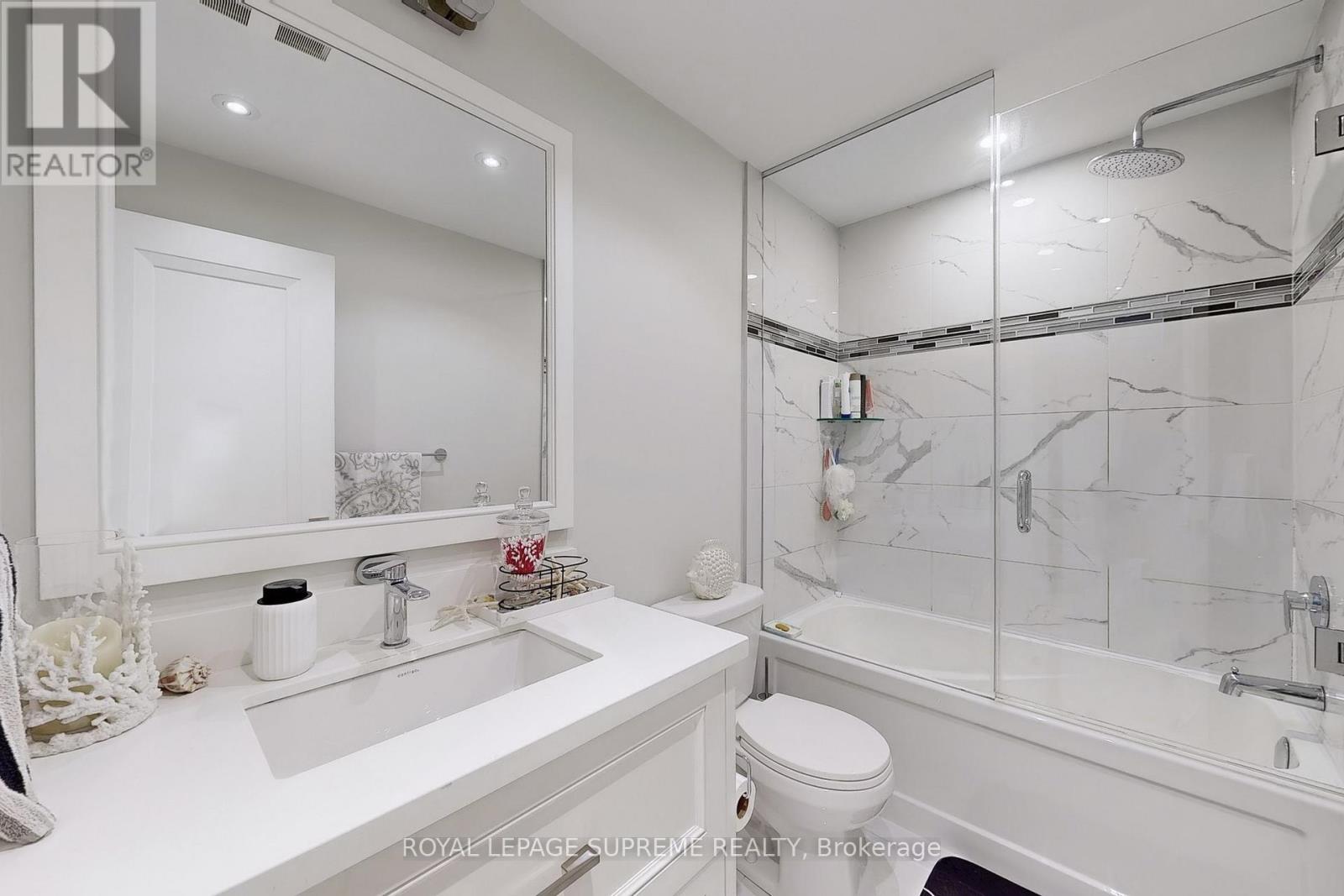 52b Cork Avenue, Toronto (Yorkdale-Glen Park), Ontario  M6B 2X8 - Photo 45 - W12391584
