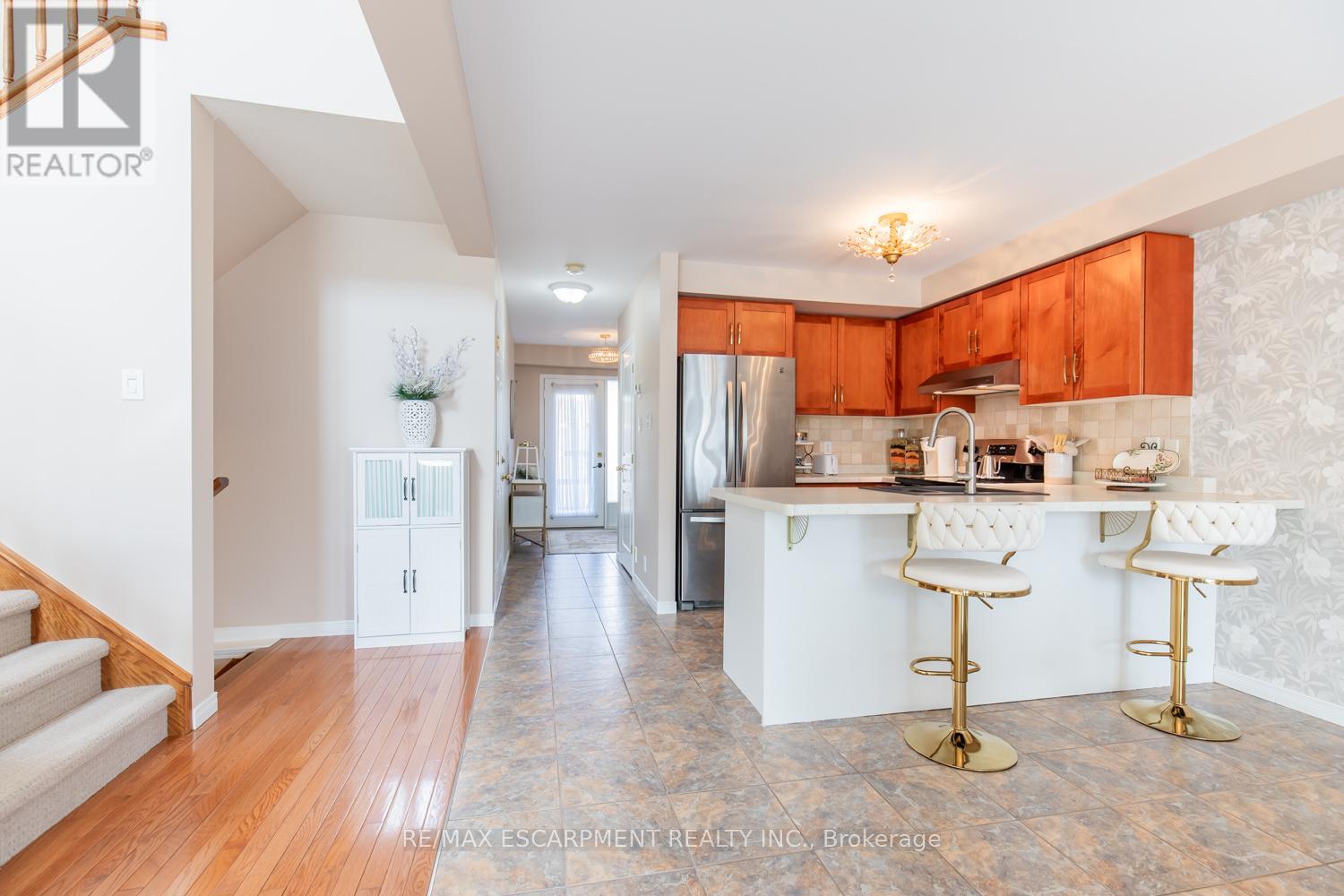 2 - 188 Livingston Avenue, Grimsby, Ontario  L3M 5R7 - Photo 4 - X12391560