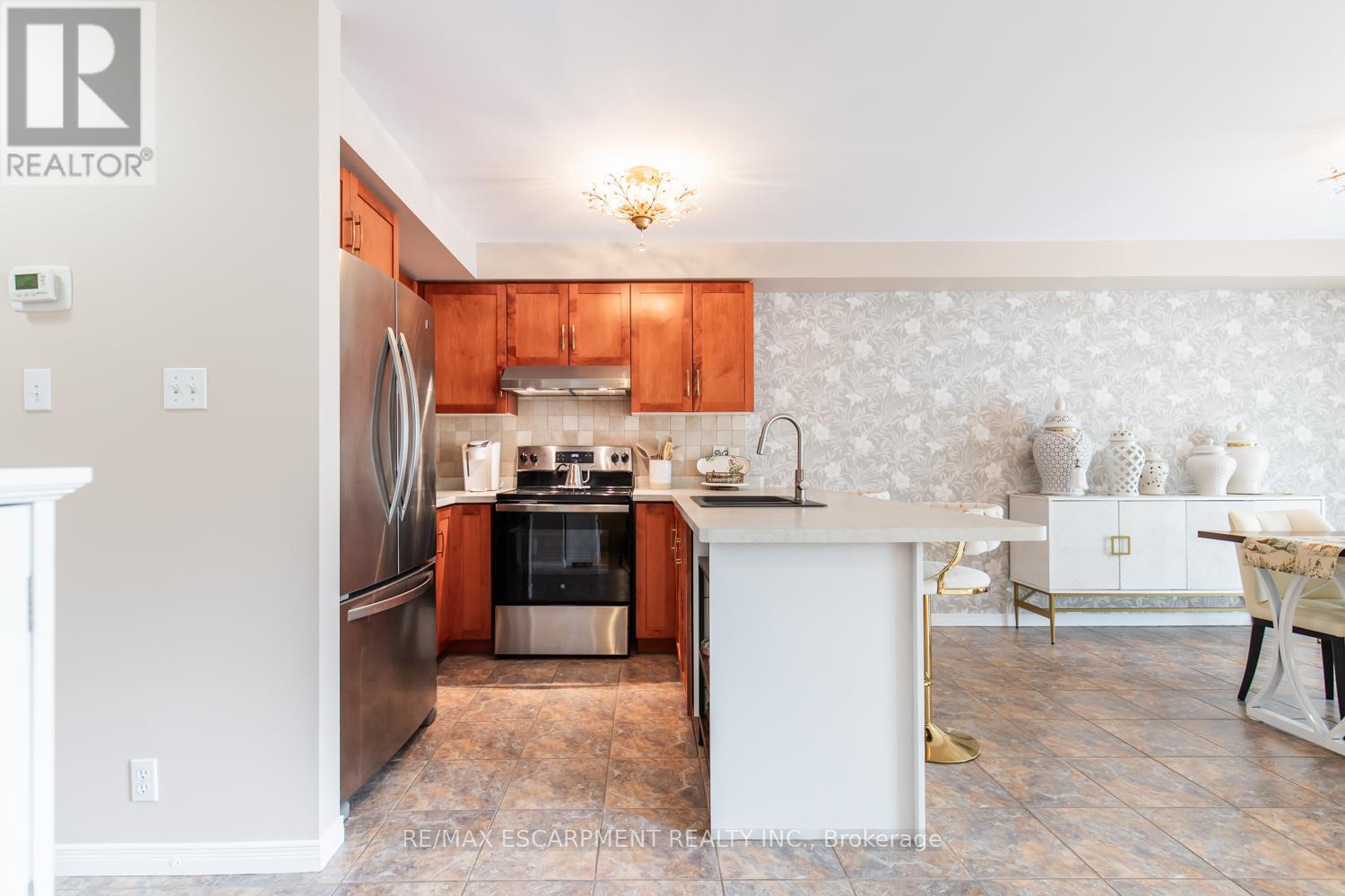 2 - 188 Livingston Avenue, Grimsby, Ontario  L3M 5R7 - Photo 5 - X12391560