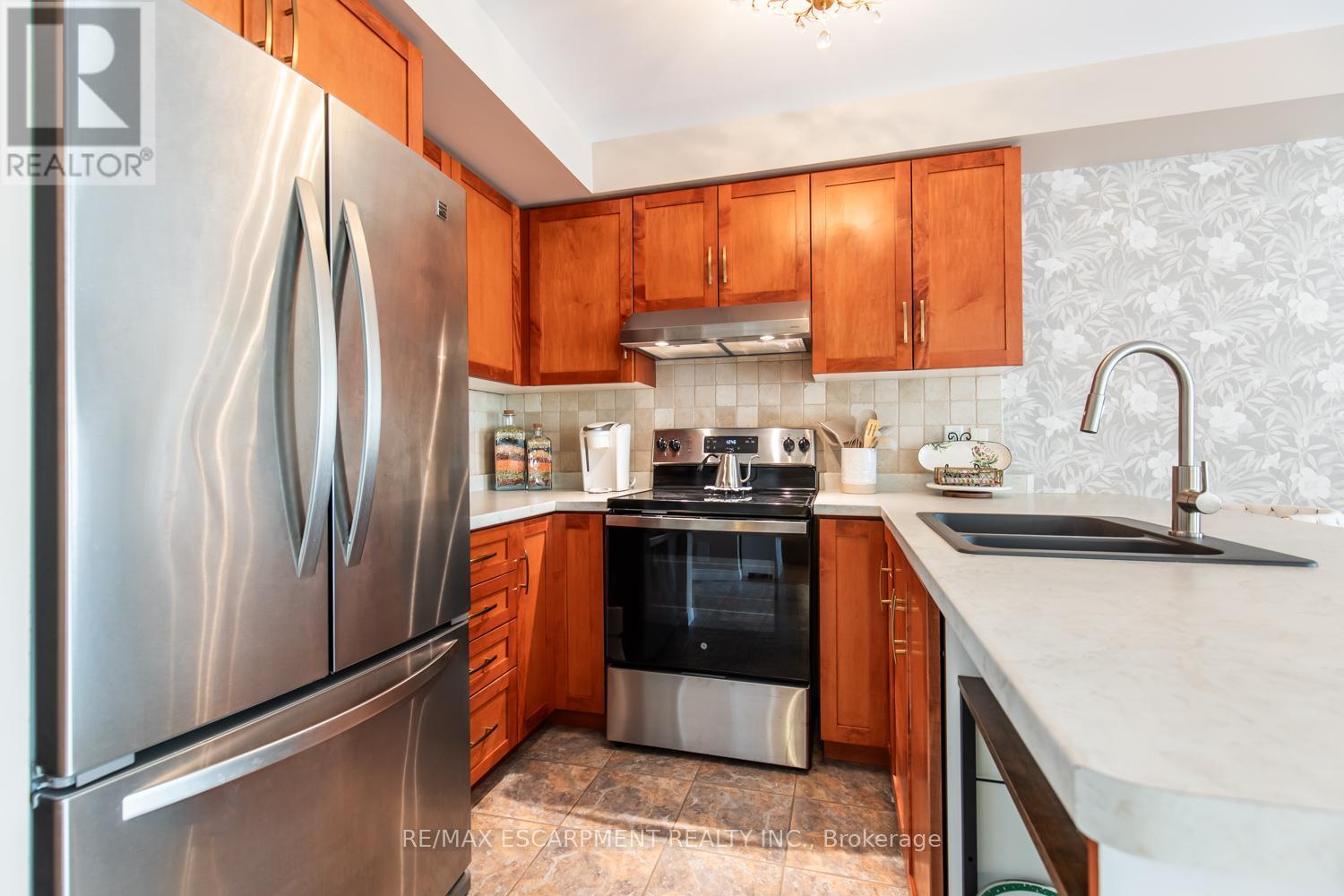 2 - 188 Livingston Avenue, Grimsby, Ontario  L3M 5R7 - Photo 6 - X12391560