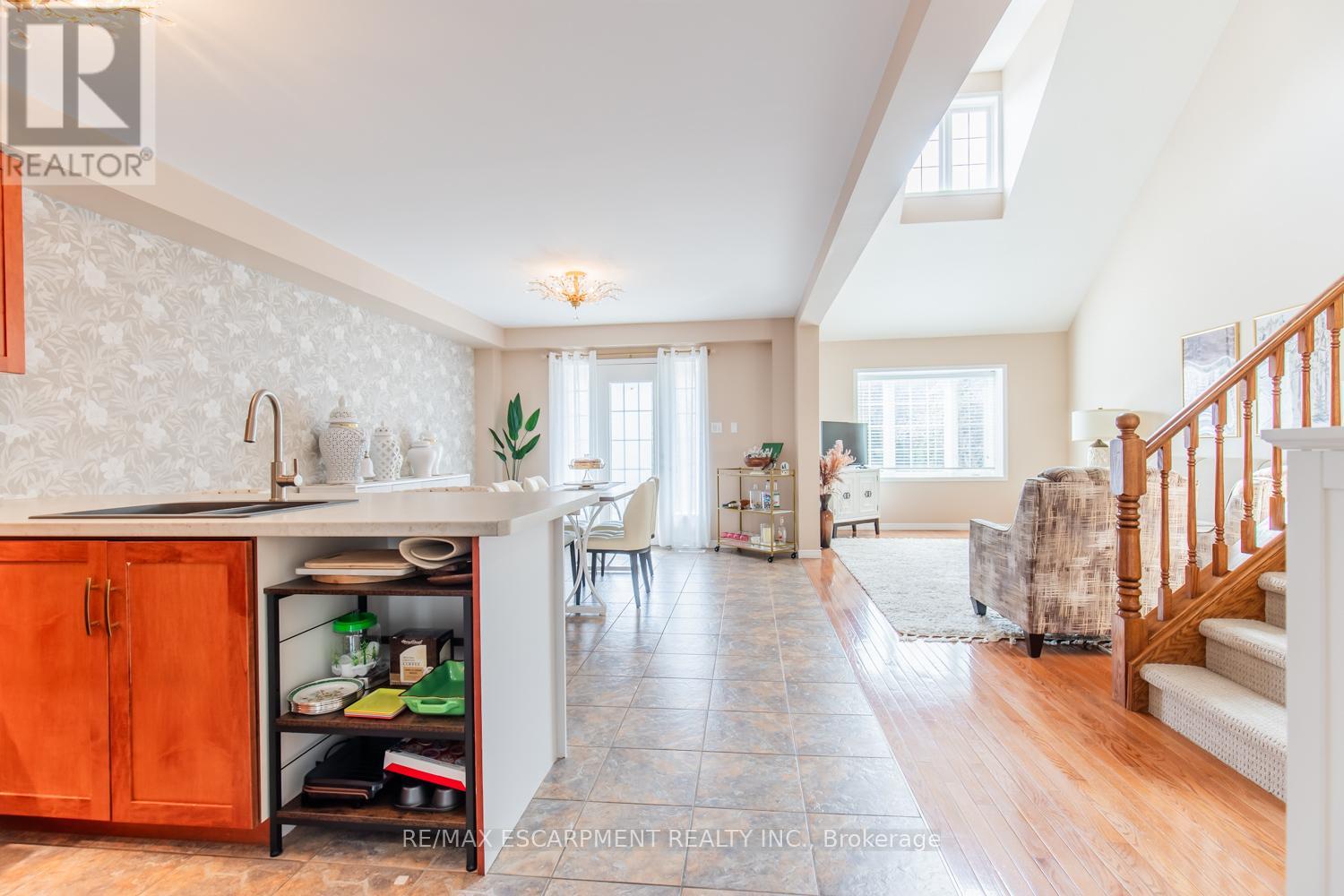 2 - 188 Livingston Avenue, Grimsby, Ontario  L3M 5R7 - Photo 7 - X12391560