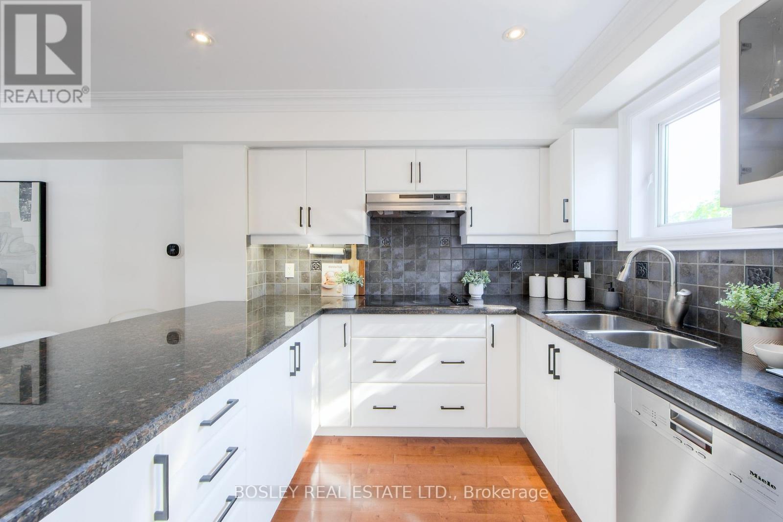 188 Mccaul Street, Toronto, Ontario  M5T 1W5 - Photo 7 - C12391675