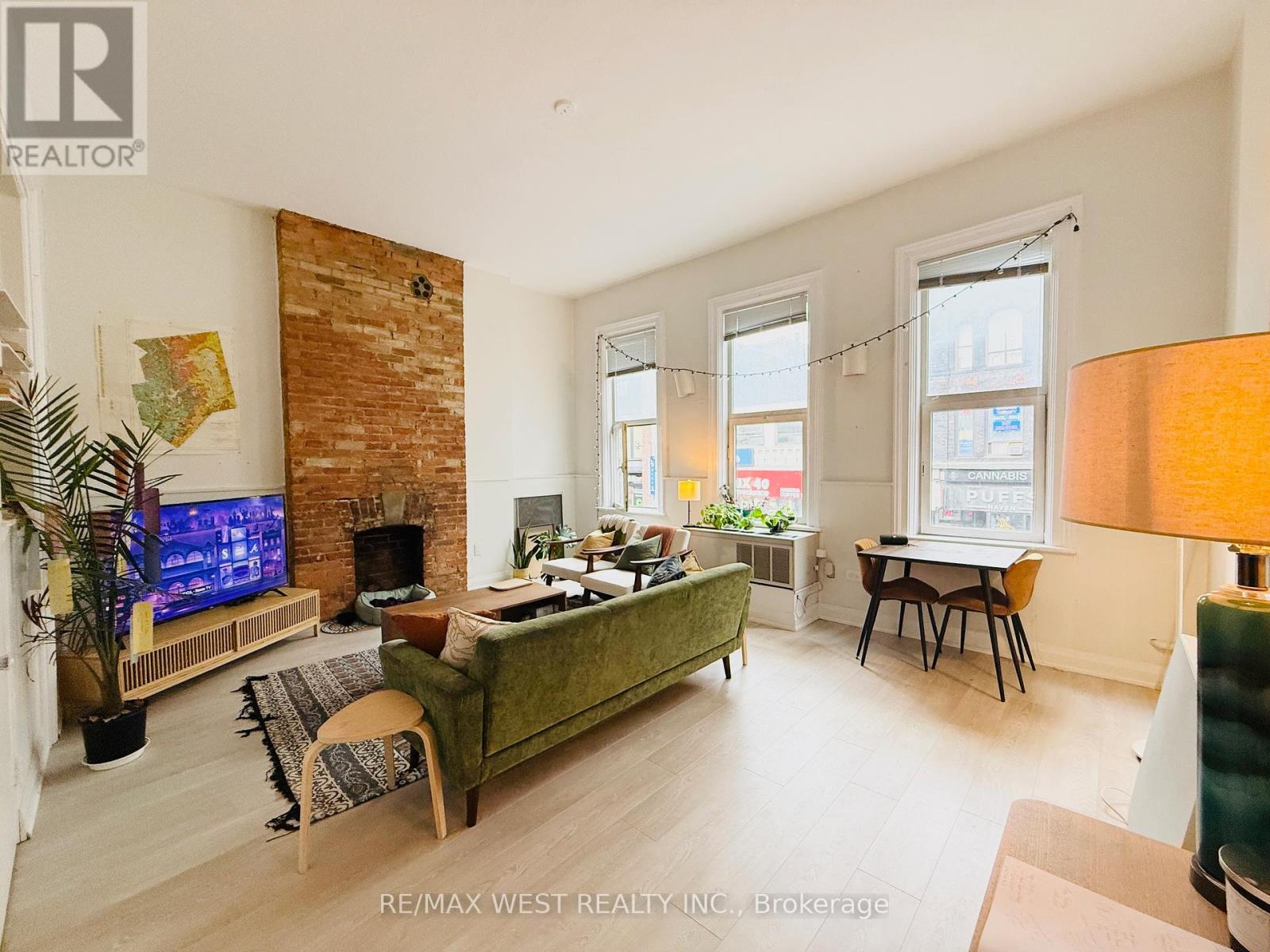 2ND FLR - 588 YONGE STREET, Toronto, Ontario