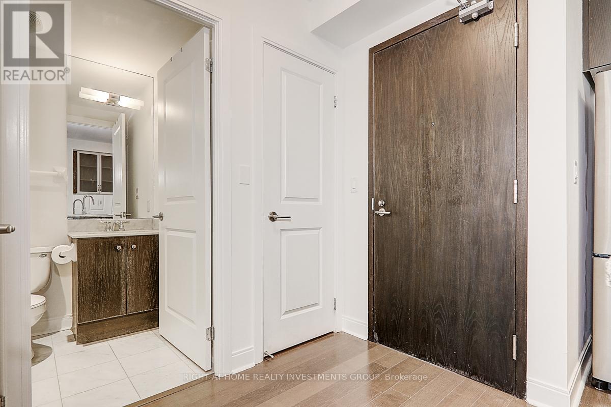 704 - 18 YORKVILLE AVENUE, Toronto, Ontario