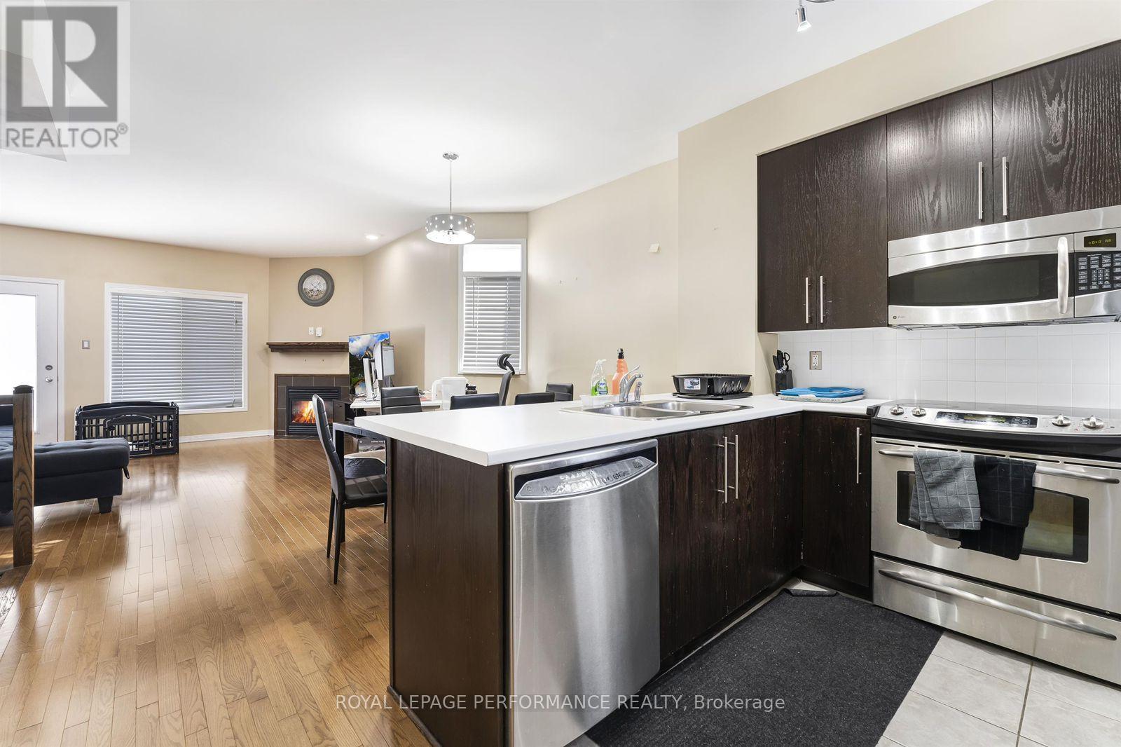 961 Cummings Avenue, Ottawa, Ontario  K1J 7R9 - Photo 3 - X12391812