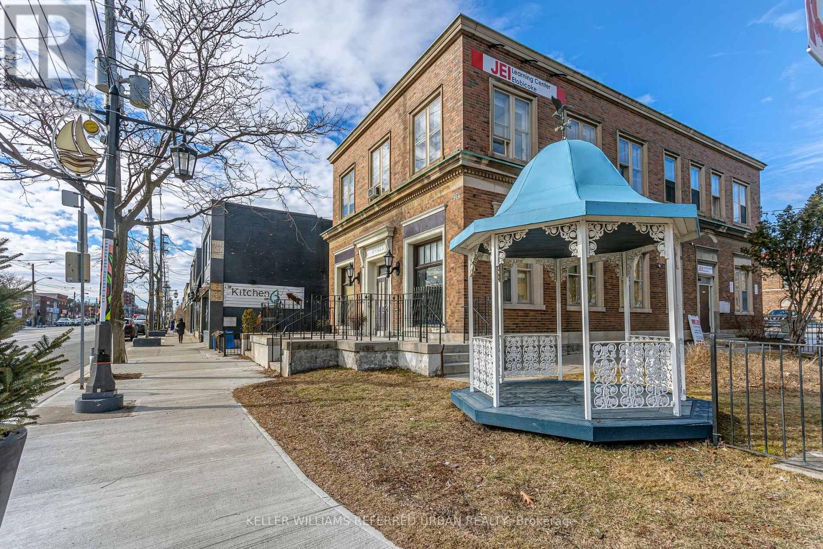 Ground - 2974 Lake Shore Boulevard W, Toronto, Ontario  M8V 1J9 - Photo 2 - W12391698