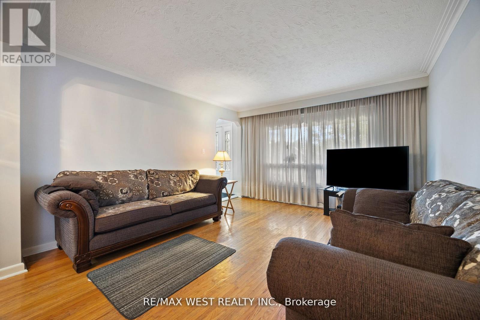 47 Brawley Avenue, Toronto, Ontario  M8Z 4Z5 - Photo 11 - W12391740