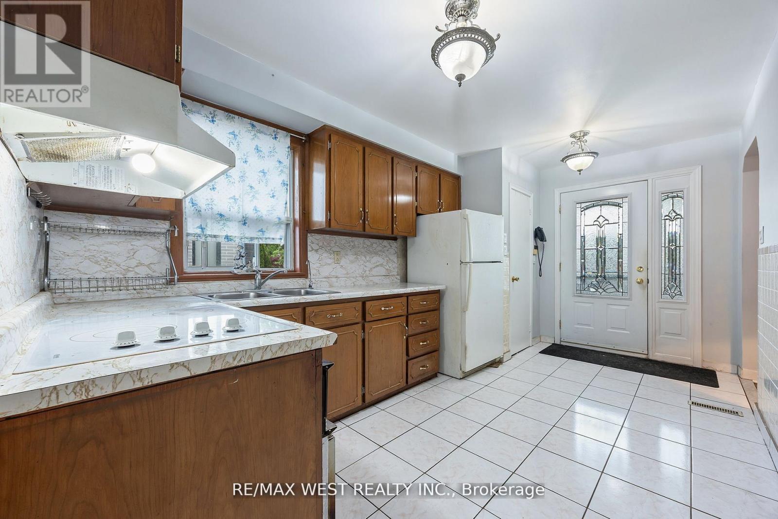 47 Brawley Avenue, Toronto, Ontario  M8Z 4Z5 - Photo 7 - W12391740