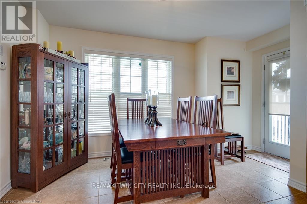 18 Blue Oak Street, Kitchener, Ontario N2K 0K3 - Photo 11 - X12391750