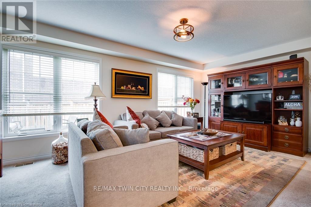 18 Blue Oak Street, Kitchener, Ontario N2K 0K3 - Photo 13 - X12391750