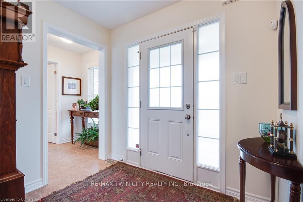 18 Blue Oak Street, Kitchener, Ontario N2K 0K3 - Photo 3 - X12391750