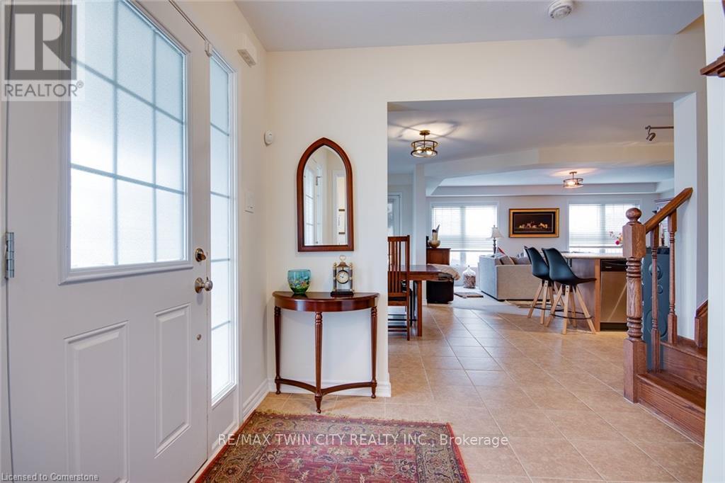 18 Blue Oak Street, Kitchener, Ontario N2K 0K3 - Photo 4 - X12391750