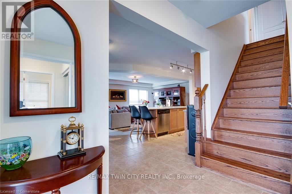 18 Blue Oak Street, Kitchener, Ontario N2K 0K3 - Photo 5 - X12391750