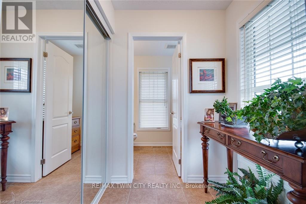 18 Blue Oak Street, Kitchener, Ontario N2K 0K3 - Photo 6 - X12391750