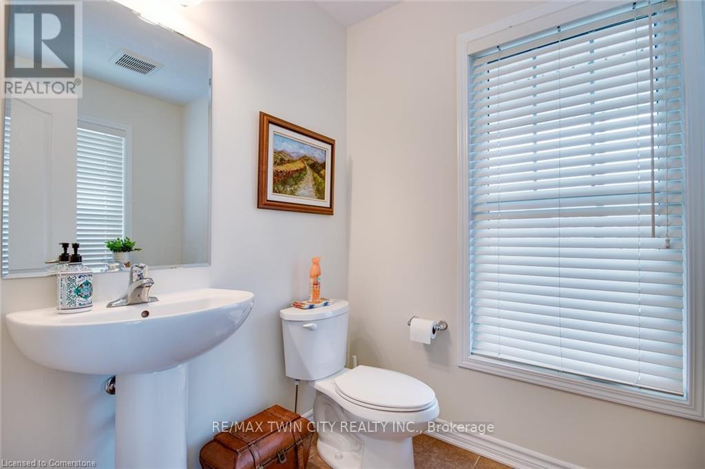 18 Blue Oak Street, Kitchener, Ontario N2K 0K3 - Photo 7 - X12391750