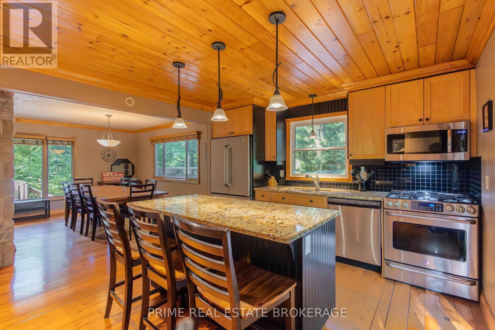 10257 Woodpark Court, Lambton Shores (Grand Bend), Ontario  N0M 1T0 - Photo 11 - X12391915