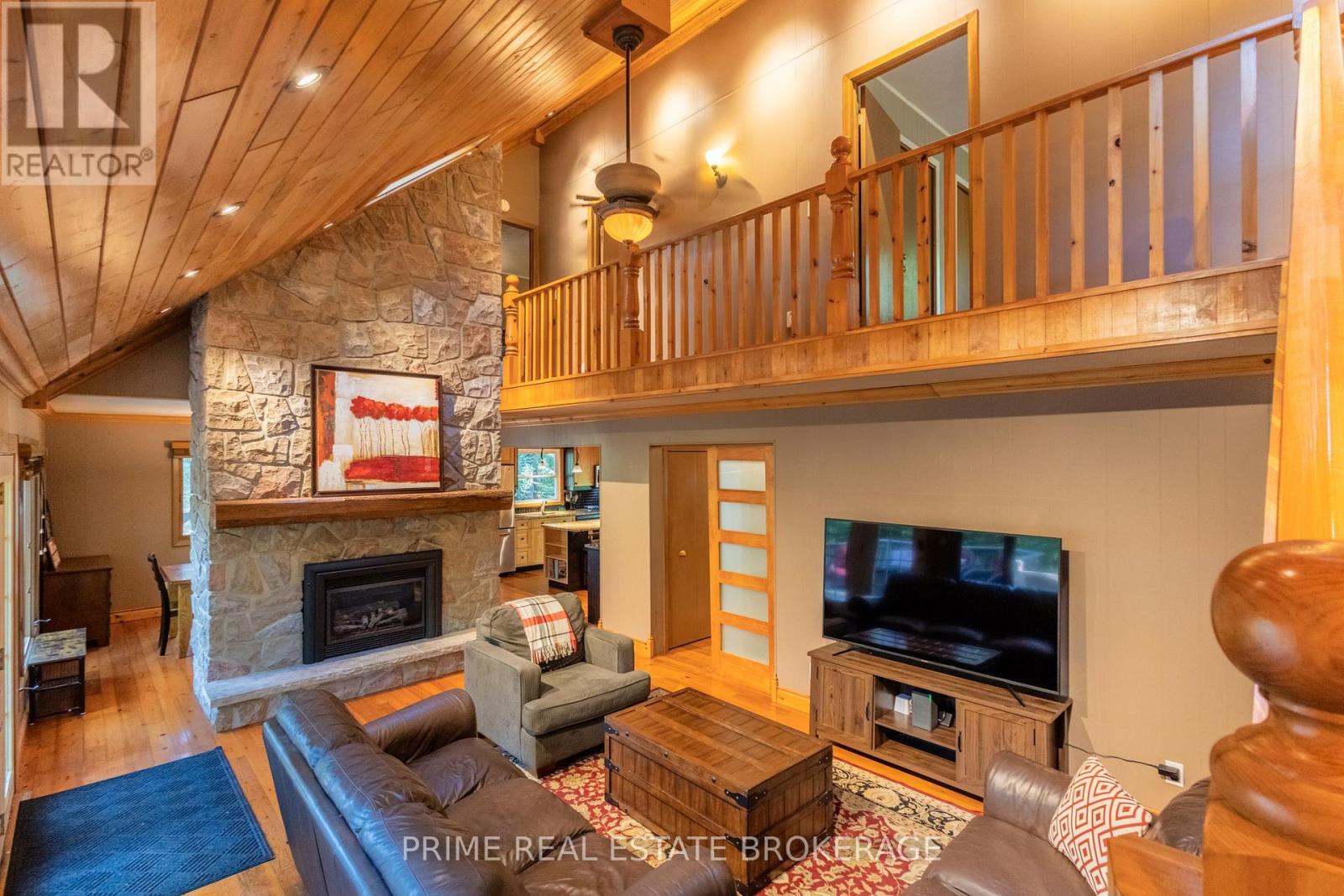 10257 Woodpark Court, Lambton Shores (Grand Bend), Ontario  N0M 1T0 - Photo 16 - X12391915