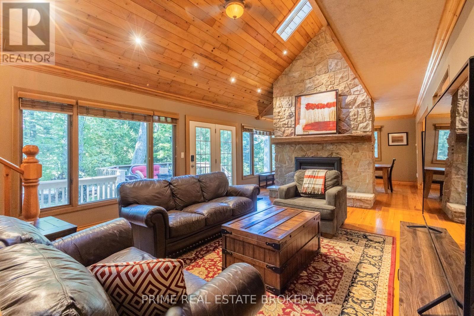 10257 Woodpark Court, Lambton Shores (Grand Bend), Ontario  N0M 1T0 - Photo 18 - X12391915