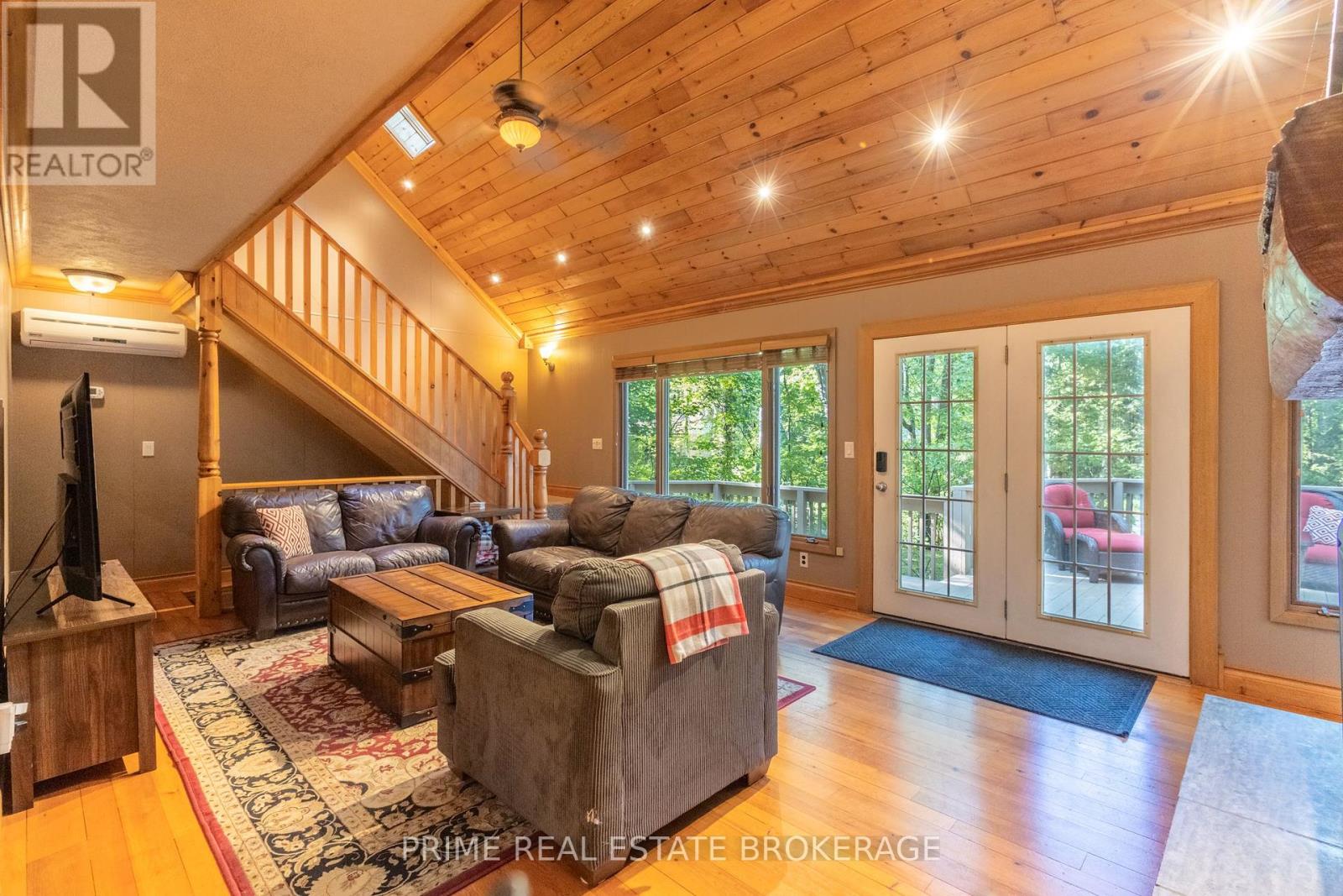 10257 Woodpark Court, Lambton Shores (Grand Bend), Ontario  N0M 1T0 - Photo 19 - X12391915