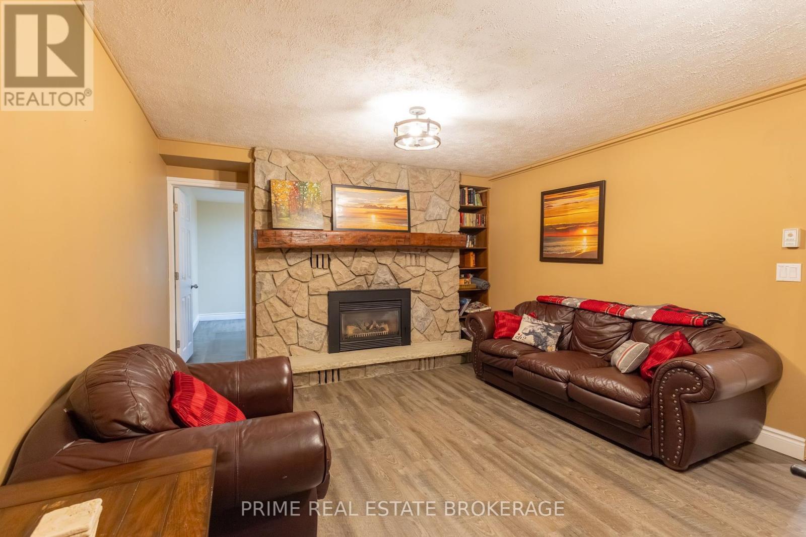 10257 Woodpark Court, Lambton Shores (Grand Bend), Ontario  N0M 1T0 - Photo 33 - X12391915