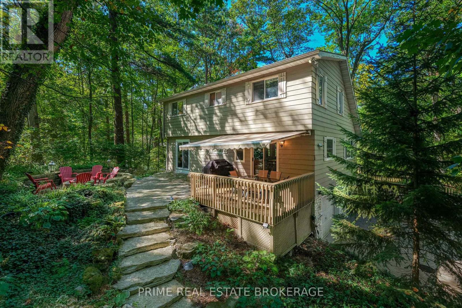 10257 Woodpark Court, Lambton Shores (Grand Bend), Ontario  N0M 1T0 - Photo 4 - X12391915