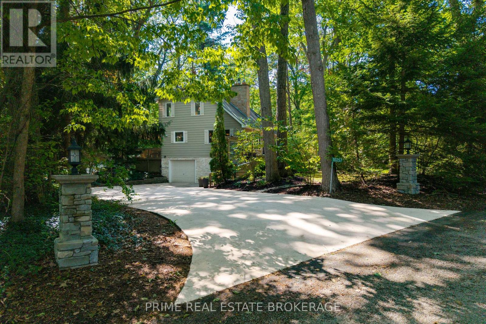 10257 Woodpark Court, Lambton Shores (Grand Bend), Ontario  N0M 1T0 - Photo 5 - X12391915