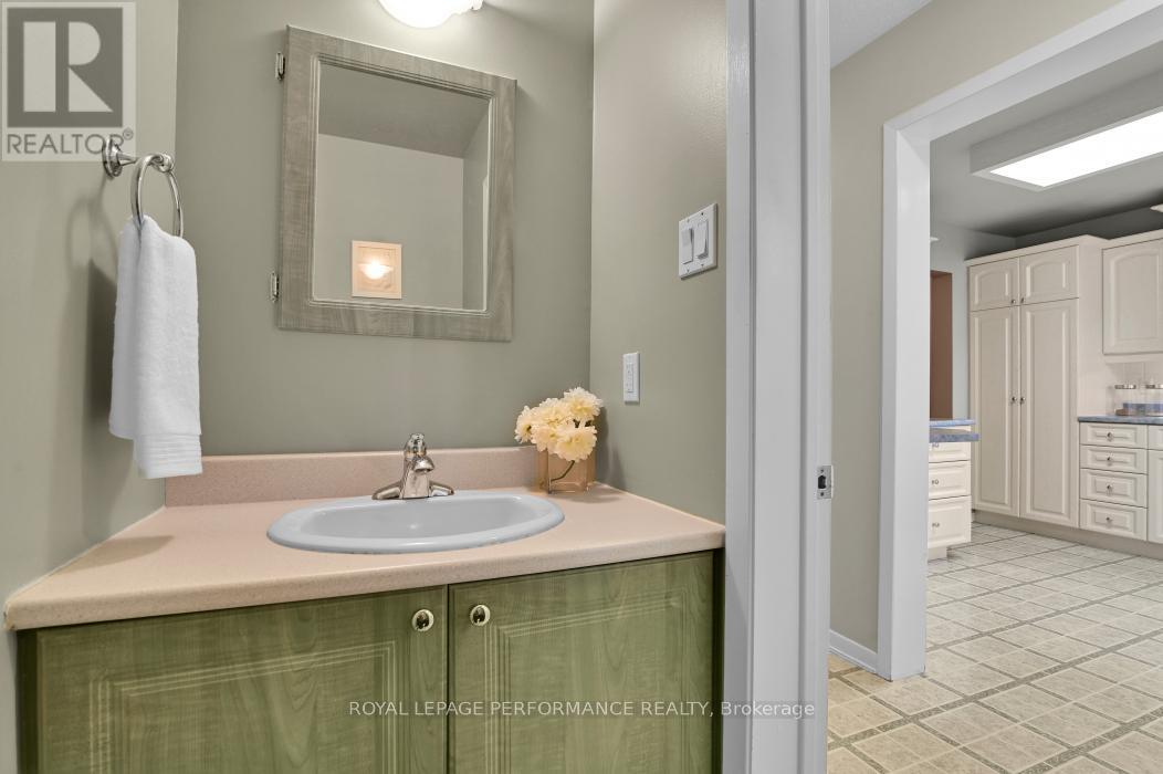 6252 Paddler Way, Ottawa, Ontario  K1C 2E7 - Photo 11 - X12391886