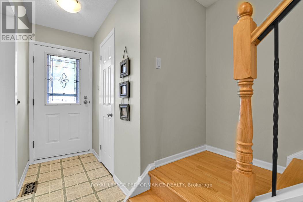 6252 Paddler Way, Ottawa, Ontario  K1C 2E7 - Photo 2 - X12391886