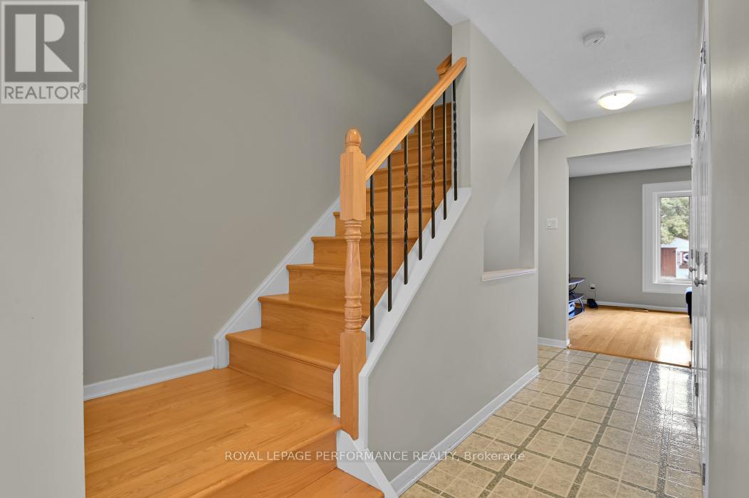 6252 Paddler Way, Ottawa, Ontario  K1C 2E7 - Photo 3 - X12391886