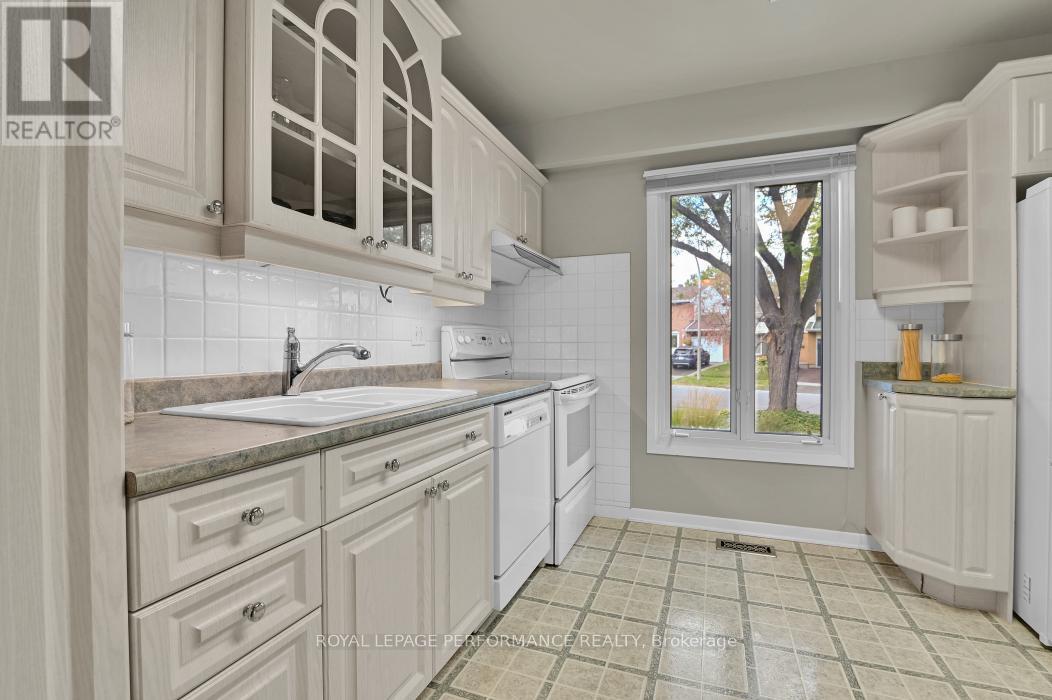 6252 Paddler Way, Ottawa, Ontario  K1C 2E7 - Photo 5 - X12391886