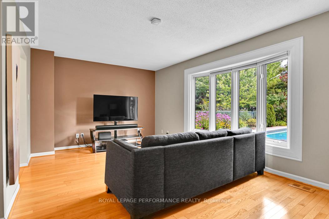 6252 Paddler Way, Ottawa, Ontario  K1C 2E7 - Photo 9 - X12391886