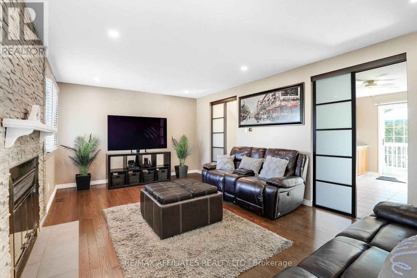 22 Castlegreen Private, Ottawa, Ontario  K1T 3N4 - Photo 2 - X12391952