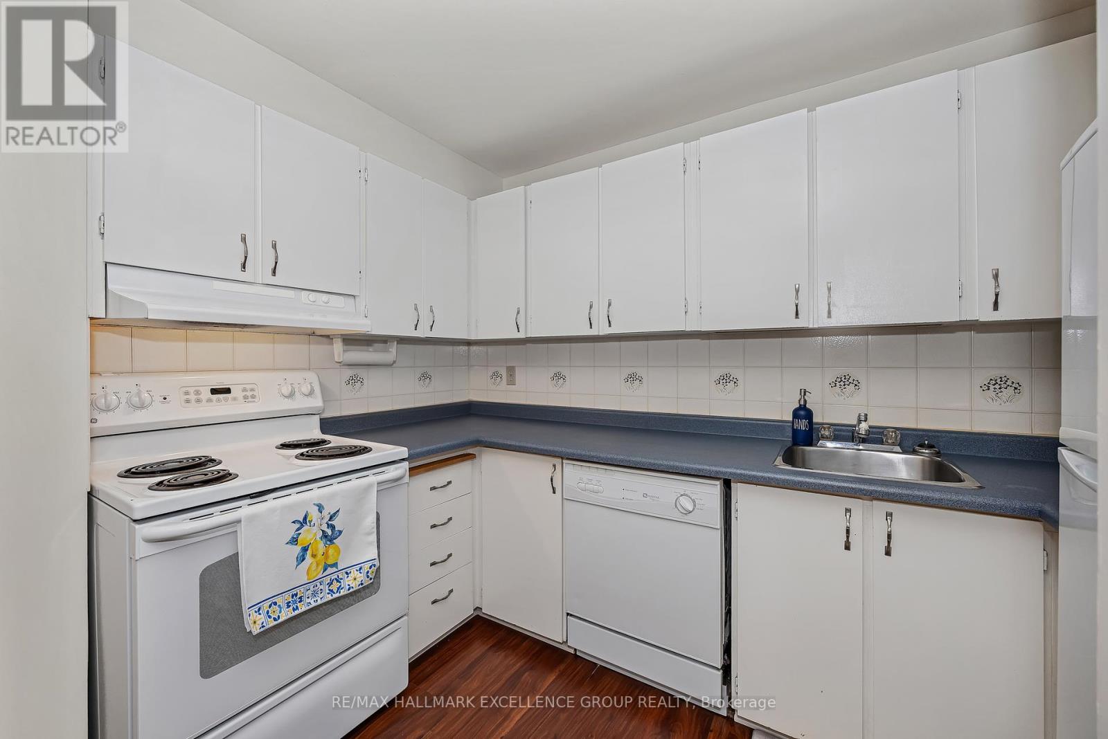 102f Valley Stream Drive, Ottawa, Ontario  K2H 9E1 - Photo 13 - X12392048