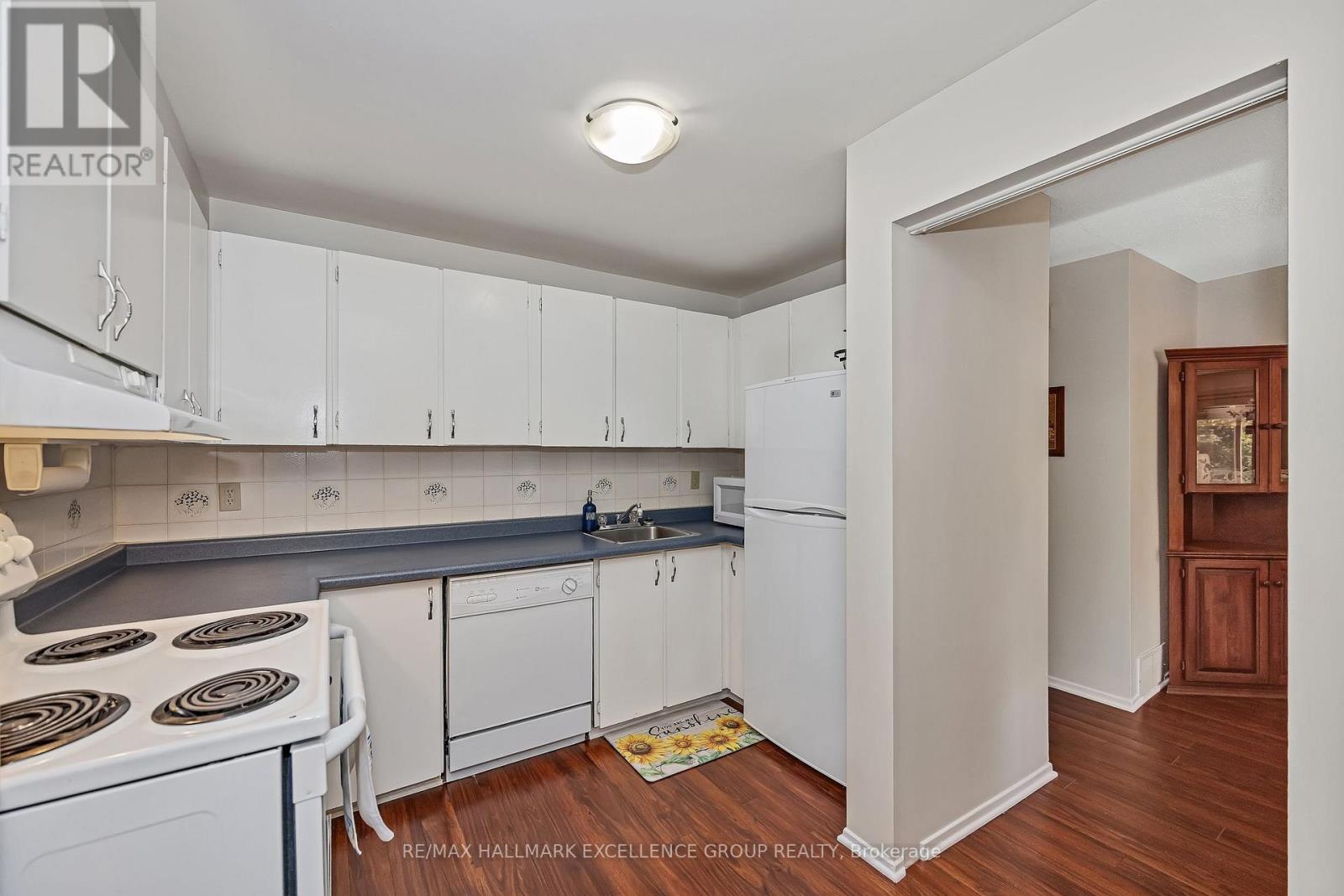 102f Valley Stream Drive, Ottawa, Ontario  K2H 9E1 - Photo 14 - X12392048