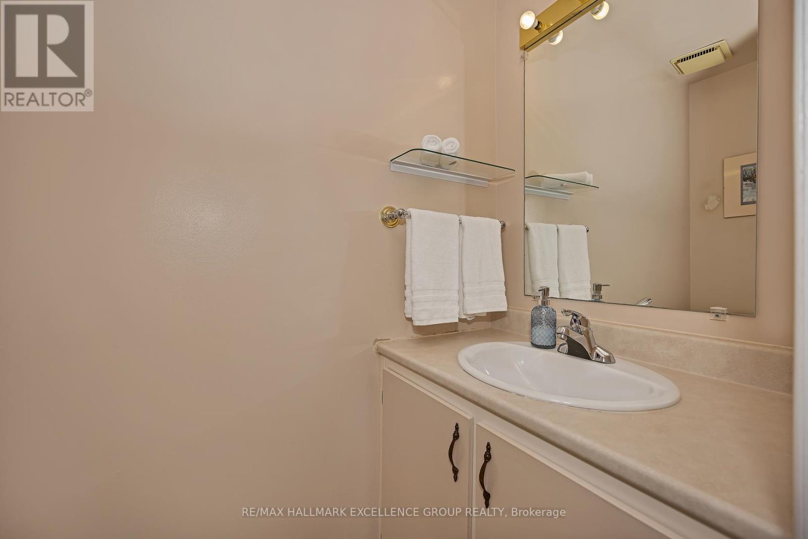 102f Valley Stream Drive, Ottawa, Ontario  K2H 9E1 - Photo 24 - X12392048