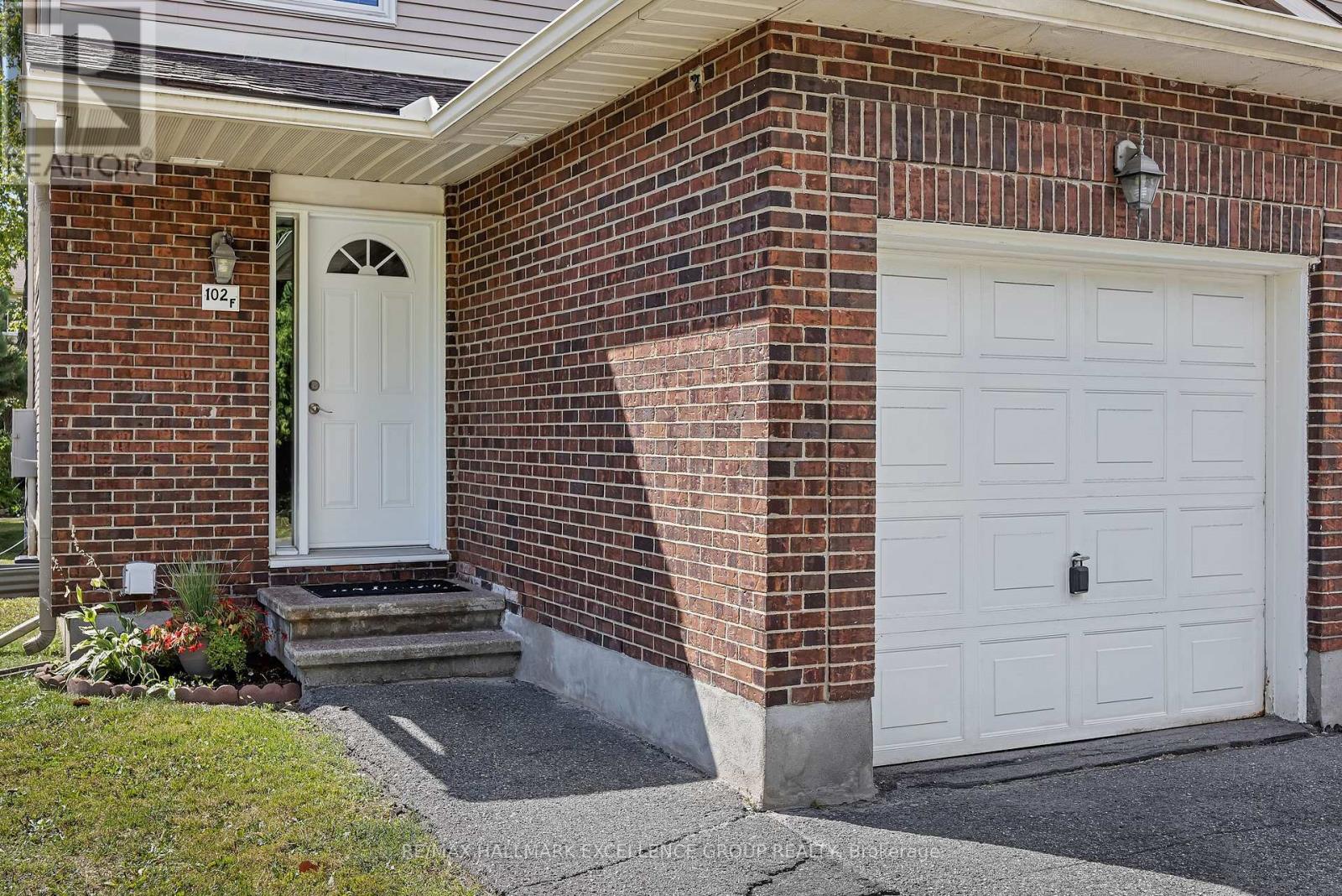 102f Valley Stream Drive, Ottawa, Ontario  K2H 9E1 - Photo 3 - X12392048