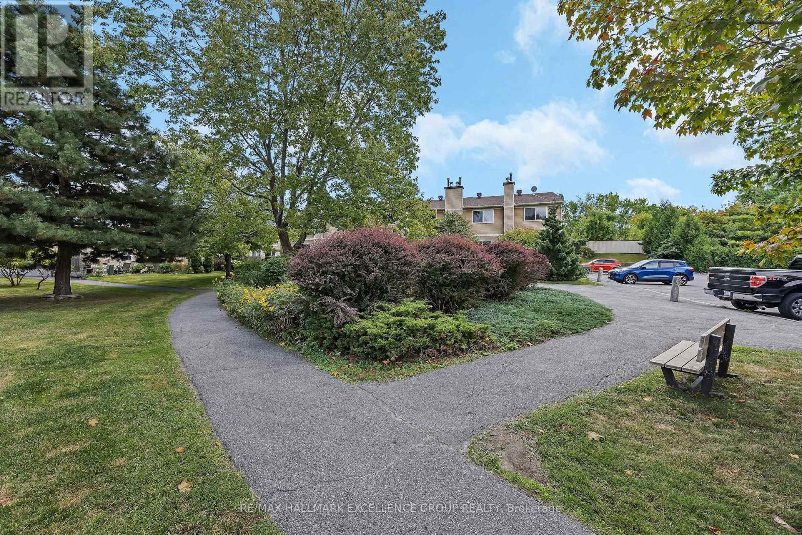 102f Valley Stream Drive, Ottawa, Ontario  K2H 9E1 - Photo 39 - X12392048