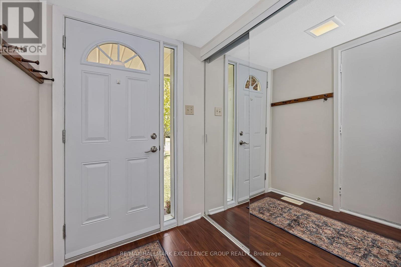 102f Valley Stream Drive, Ottawa, Ontario  K2H 9E1 - Photo 4 - X12392048