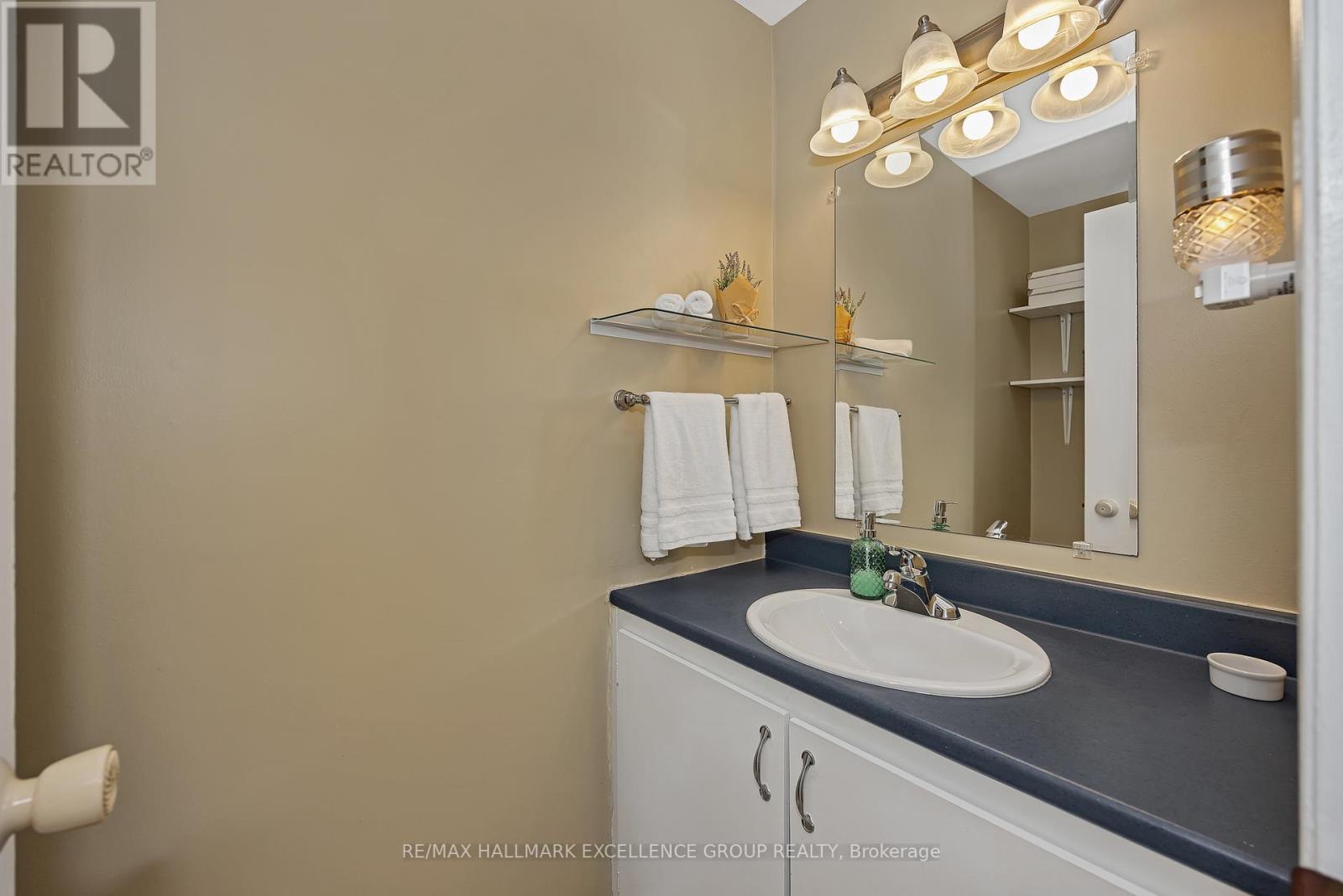 102f Valley Stream Drive, Ottawa, Ontario  K2H 9E1 - Photo 5 - X12392048