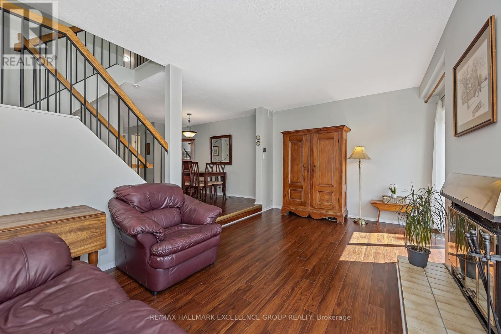 102f Valley Stream Drive, Ottawa, Ontario  K2H 9E1 - Photo 9 - X12392048