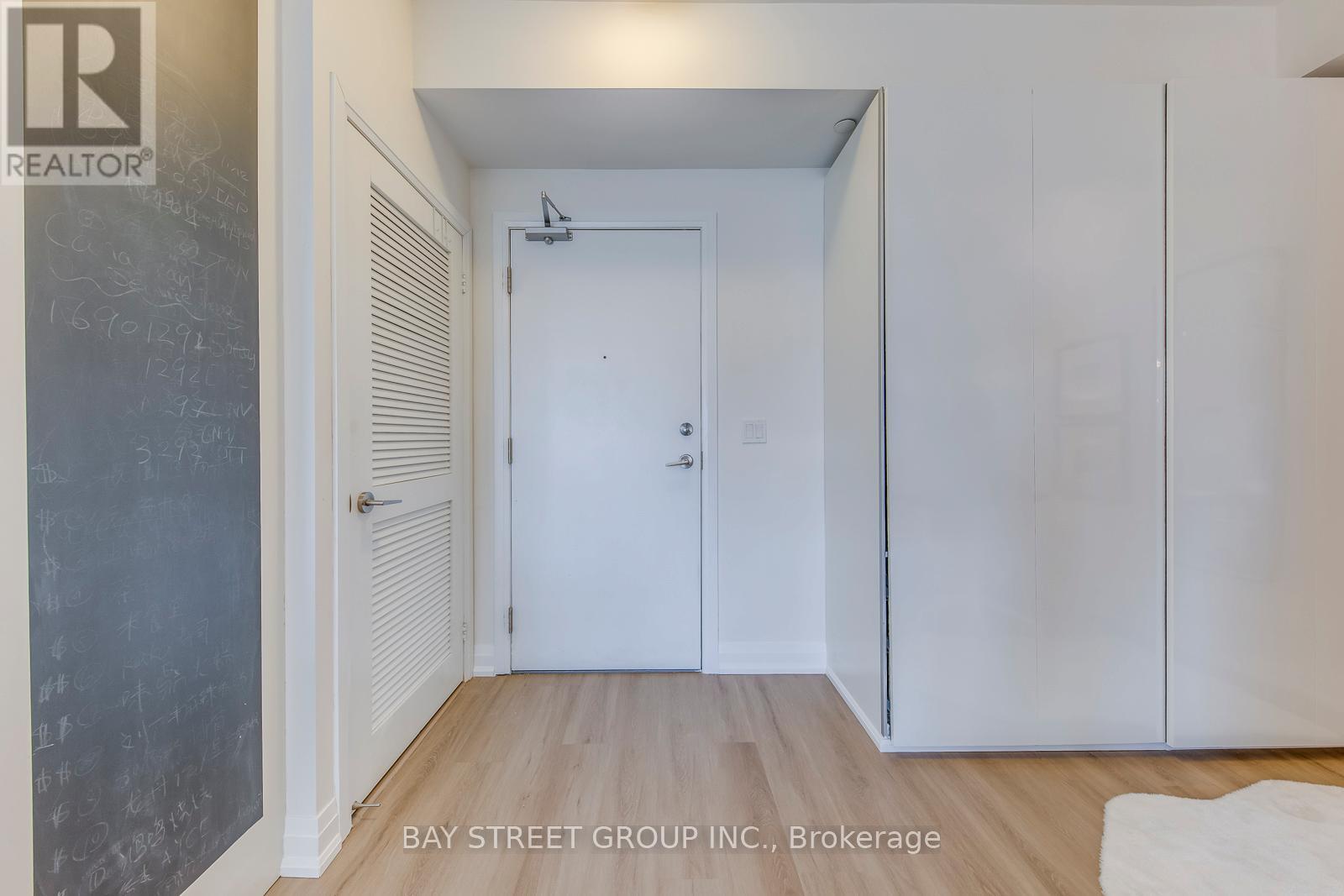 404 - 65 Oneida Crescent, Richmond Hill (Langstaff), Ontario  L4B 0A1 - Photo 3 - N12391822